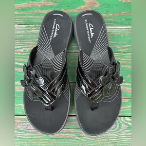 Clarks Cloudsteppers Brinkley Womens 8 Black Patent Floral Flip Flop Sandals